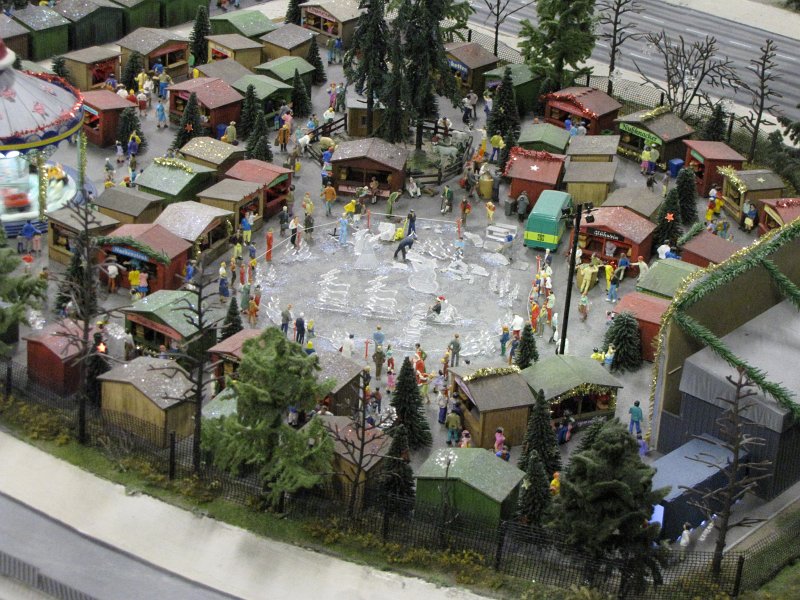 miniatuur kerstmarkt.jpg - Ook de kerstmarkt met ijsbeelden ontbreekt niet.